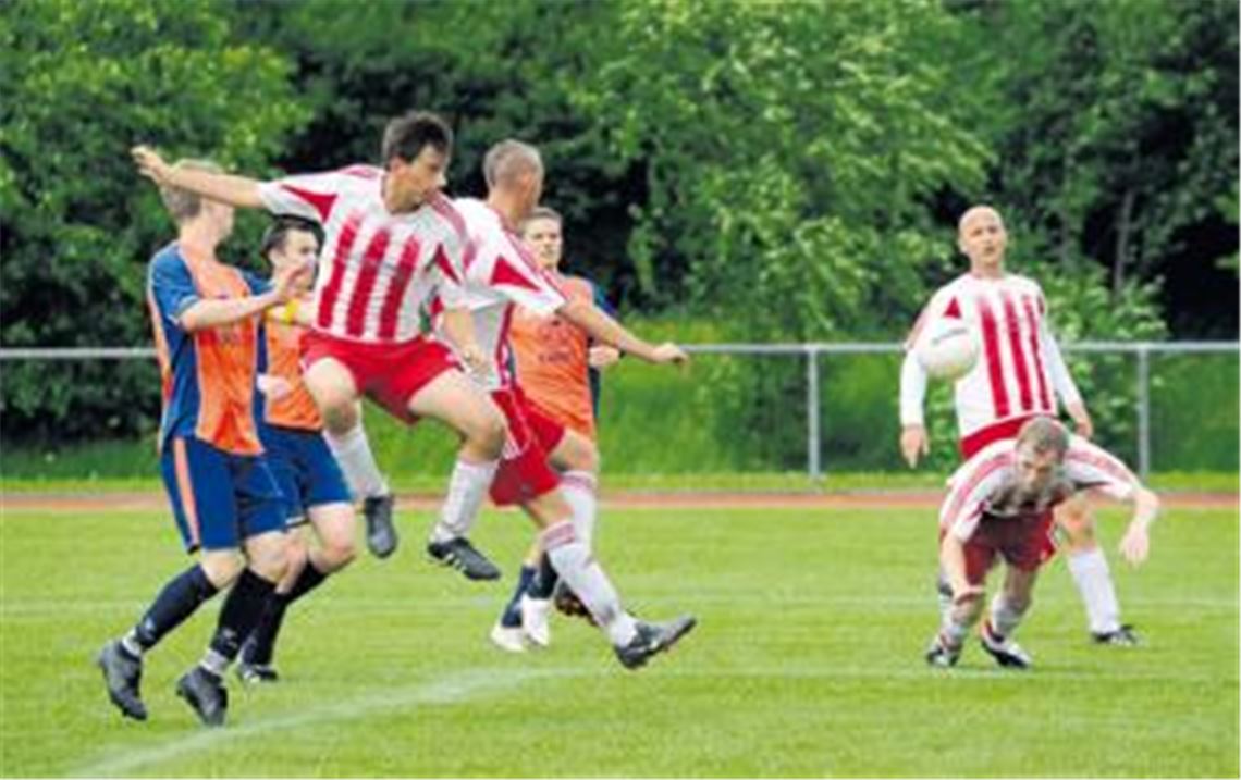 Der TSV Maulbronn (rot-weiße Trikots) tut sich mit der Nieferner Reserve zuhause sehr schwer. Die Nerven der Maulbronner Spieler und Fans werden beim 1:1 auf die Folter gespannt. Fotos: Fotomoment