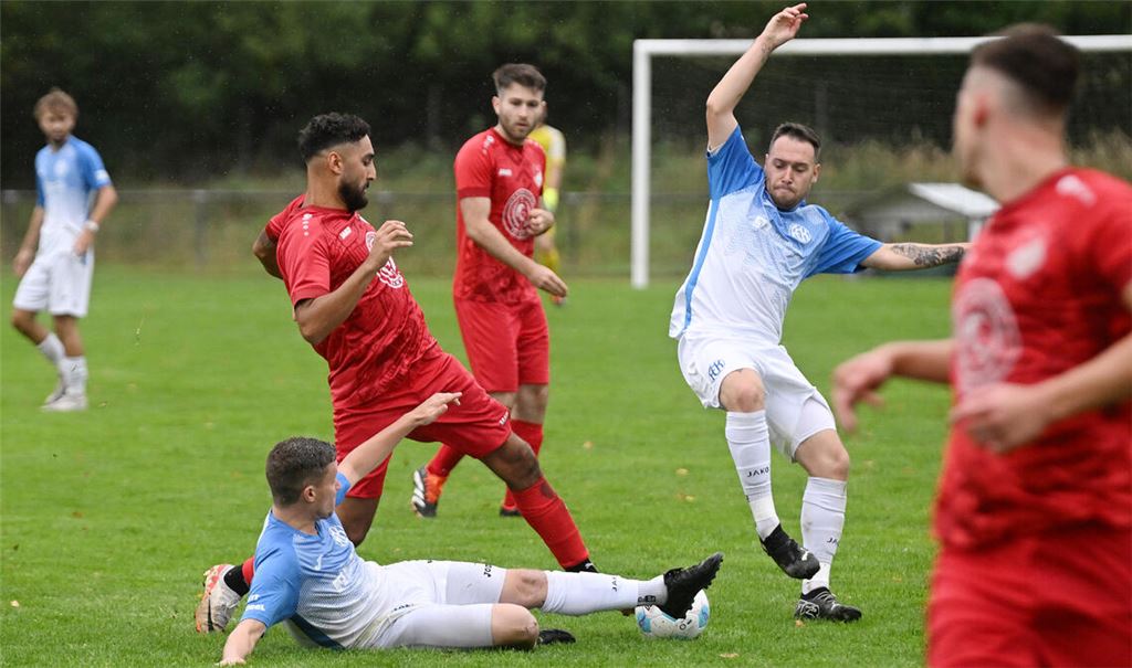 Der TSV Maulbronn (rote Trikots) holt gegen Kieselbronn einen Punkt. Fotos: Fotomoment