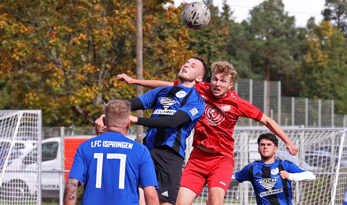 Der TSV Maulbronn (rote Trikots) kann aus Ispringen keine Punkte entführen. Fotos: Müller
