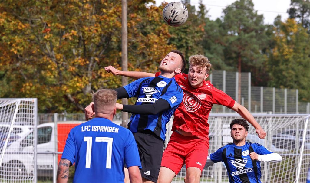 Der TSV Maulbronn (rote Trikots) kann aus Ispringen keine Punkte entführen. Fotos: Müller