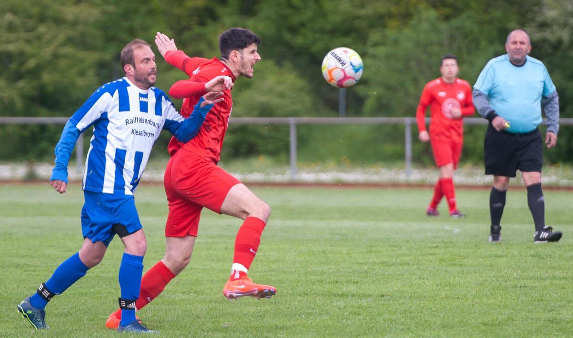 Der TSV Maulbronn (rote Trikots) wird seiner Favoritenrolle gerecht. Foto: Fotomoment