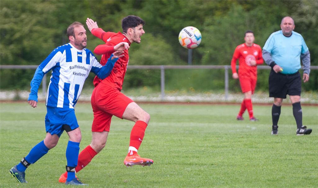 Der TSV Maulbronn (rote Trikots) wird seiner Favoritenrolle gerecht. Foto: Fotomoment
