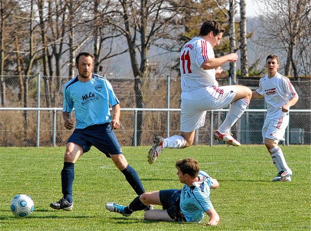 Der TSV Mühlhausen (blaue Trikots) erkämpft gegen einen müde wirkenden TSV Großglattbach ein Unentschieden. Foto: Fotomoment