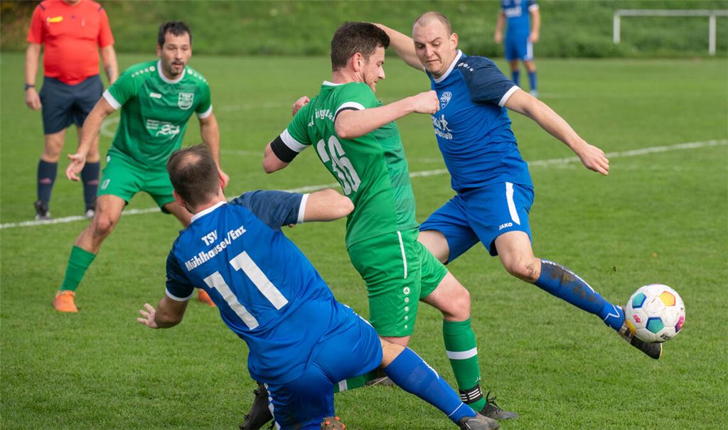 Der TSV Mühlhausen (blaue Trikots) ist laut Trainer Christian Schwab im Vergleich zur Vorrunde, hier ein Bild vom achten Spieltag, deutlich besser geworden. Archivfoto: Fotomoment