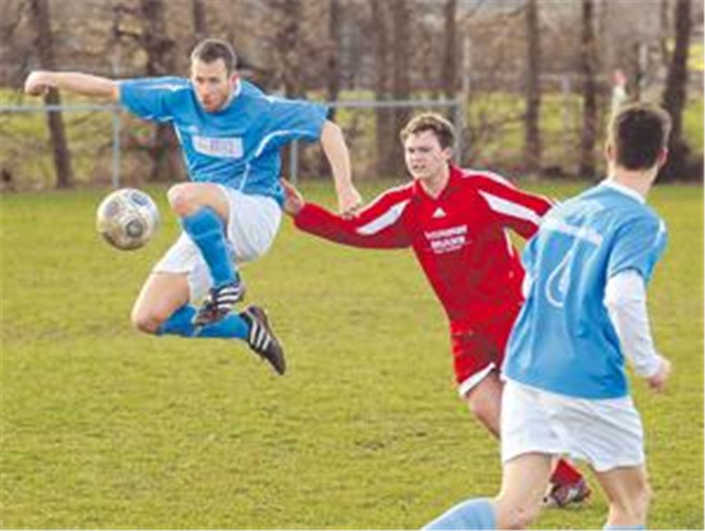 Der TSV Mühlhausen (blaue Trikots) rettet beim TSV Großglattbach ein 0:0-Unentschieden über die Zeit. Foto: Fotomoment
