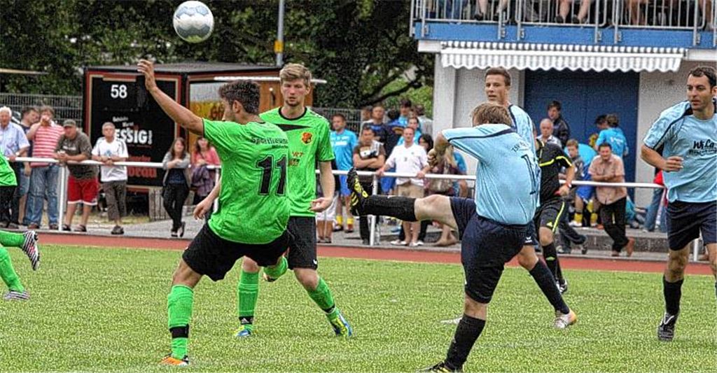 Der TSV Mühlhausen (blaue Trikots) wirft im Halbfinale all seine Kraft in die Wagschale, doch Vorjahresfinalist Sportfreunde Mühlacker ziegt erneut ins Endspiel ein.