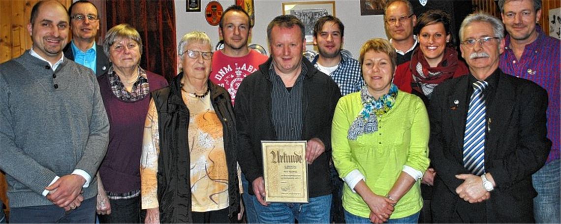 Der TSV Mühlhausen kann auf ein starkes Team bauen: Zahlreiche Mitglieder halten ihrem Club seit Jahren die Treue. Dafür erhalten sie vom Vorsitzenden Norbert Thieme (2.v.re.), der weiter Vereinschef bleibt, eine Auszeichnung. 