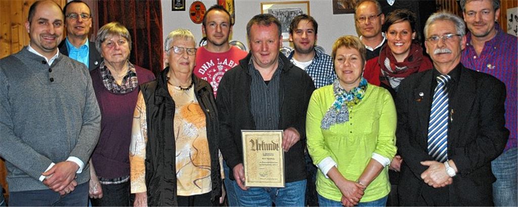 Der TSV Mühlhausen kann auf ein starkes Team bauen: Zahlreiche Mitglieder halten ihrem Club seit Jahren die Treue. Dafür erhalten sie vom Vorsitzenden Norbert Thieme (2.v.re.), der weiter Vereinschef bleibt, eine Auszeichnung. 