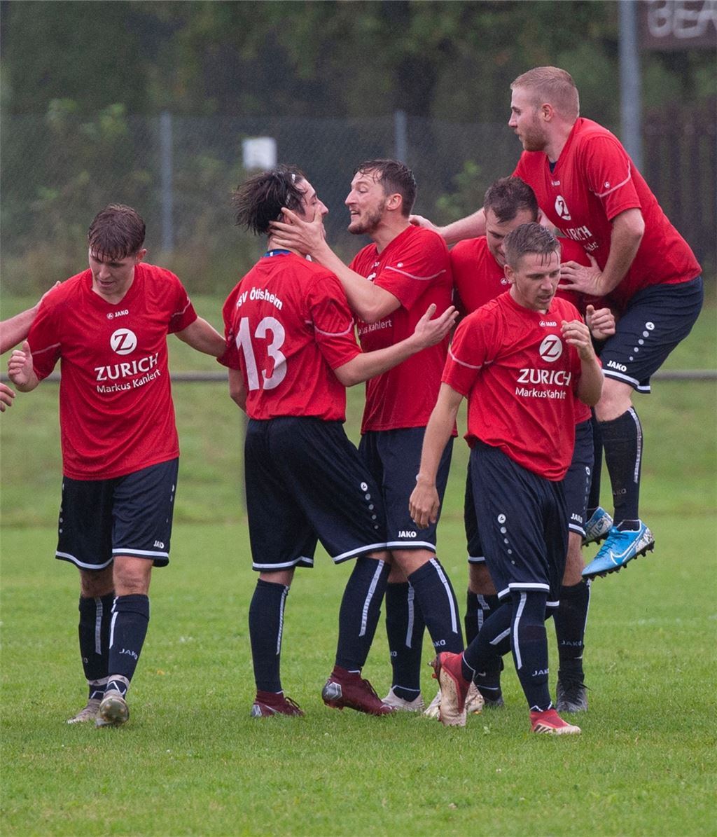 Der TSV Ötiheim feiert einen seiner drei Treffer beim Sieg gegen Hellas. Fotomoment