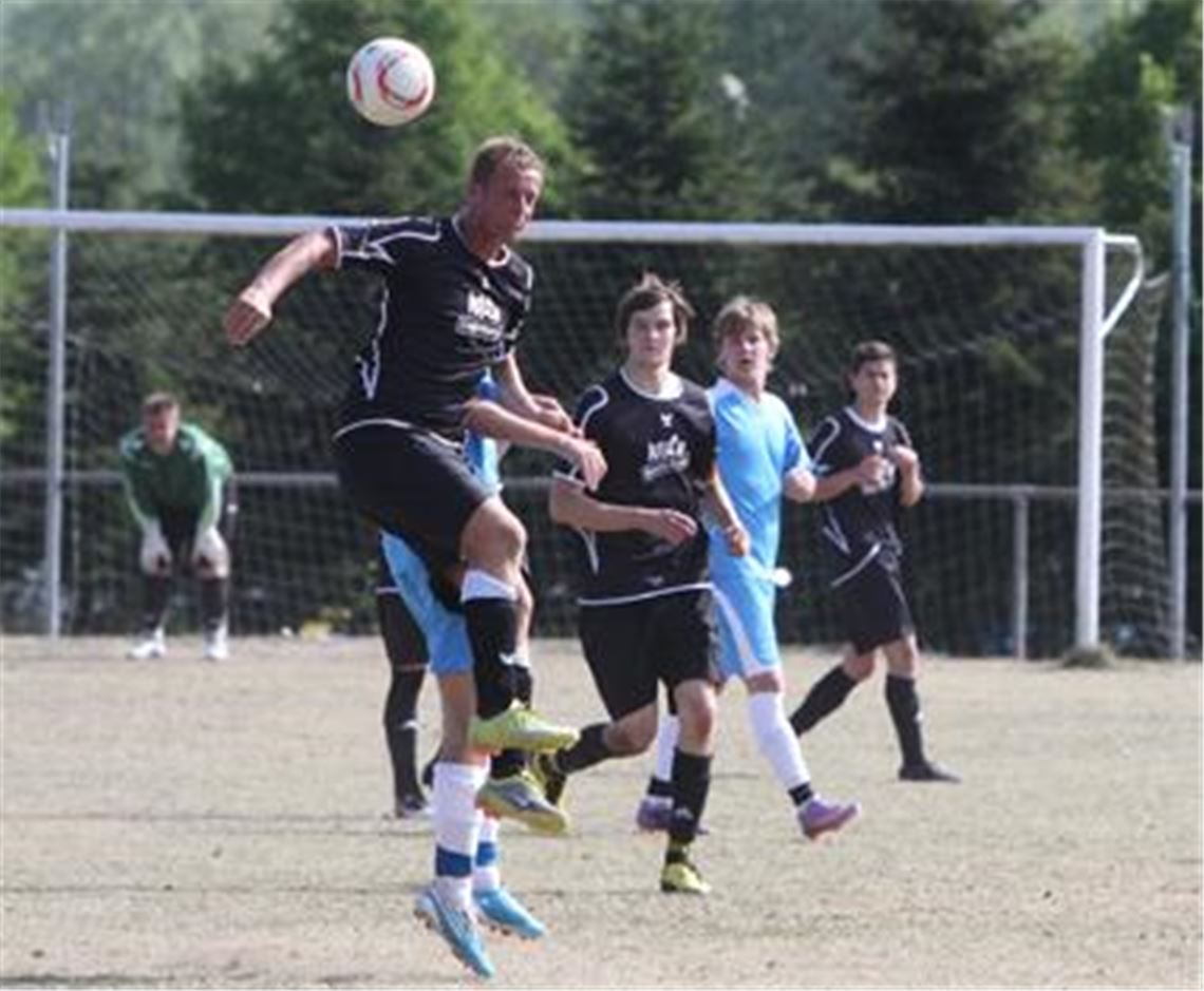 Der TSV Ötisheim (Thorsten Barho beim Kopfball gegen den FV Knittlingen) will in der Kreisklasse A1 allmählich größere Sprünge machen. Foto: Eigner