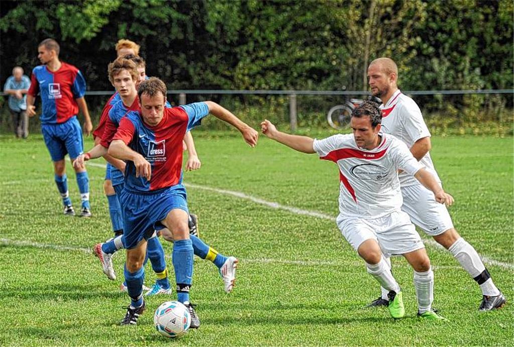 Der TSV Ötisheim (blau-rote Trikots) enttäuscht das heimische Publikum und kassiert im Spiel gegen Ölbronn-Dürrn eine bittere 1:3-Niederlage. Foto: Fotomoment