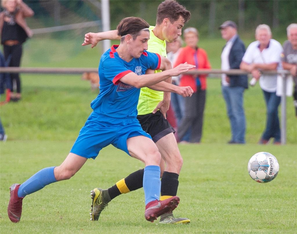 Der TSV Ötisheim (blau) und der FV Lienzingen kämpfen 120 Minuten um den Sieg.