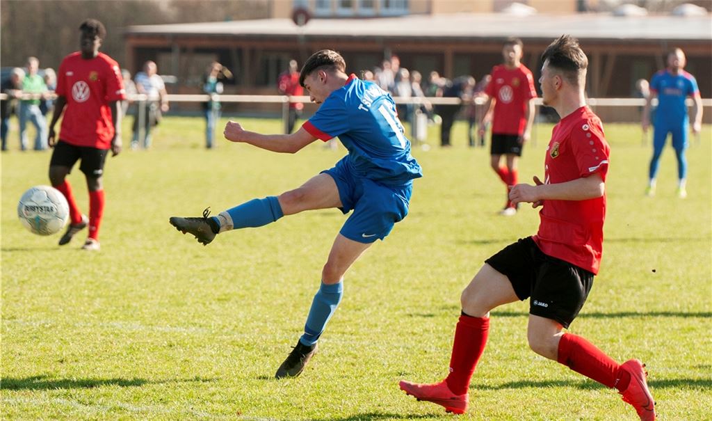 Der TSV Ötisheim (blaue Trikots) gewinnt 3:2 gegen die Sportfreunde Mühlacker. Fotos: Fotomoment