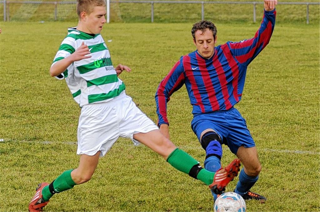 Der TSV Ötisheim (blaue Trikots) schießt drei Tore, erreicht gegen den FSV Eisingen trotzdem nur ein Remis. 