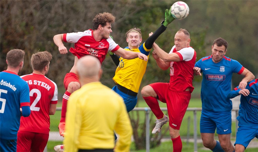 Der TSV Ötisheim (blaue Trikots) spielt gegen Schlusslicht TG Stein 0:0. Foto: Fotomoment