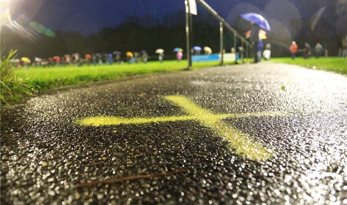 Der TSV Ötisheim erinnert die Zuschauer mit aufgemalten Kreuzen am Spielfeldrand daran, dass in Zeiten steigender Corona-Infektionszahlen der Abstand zu anderen besonders wichtig ist. Foto: Huber