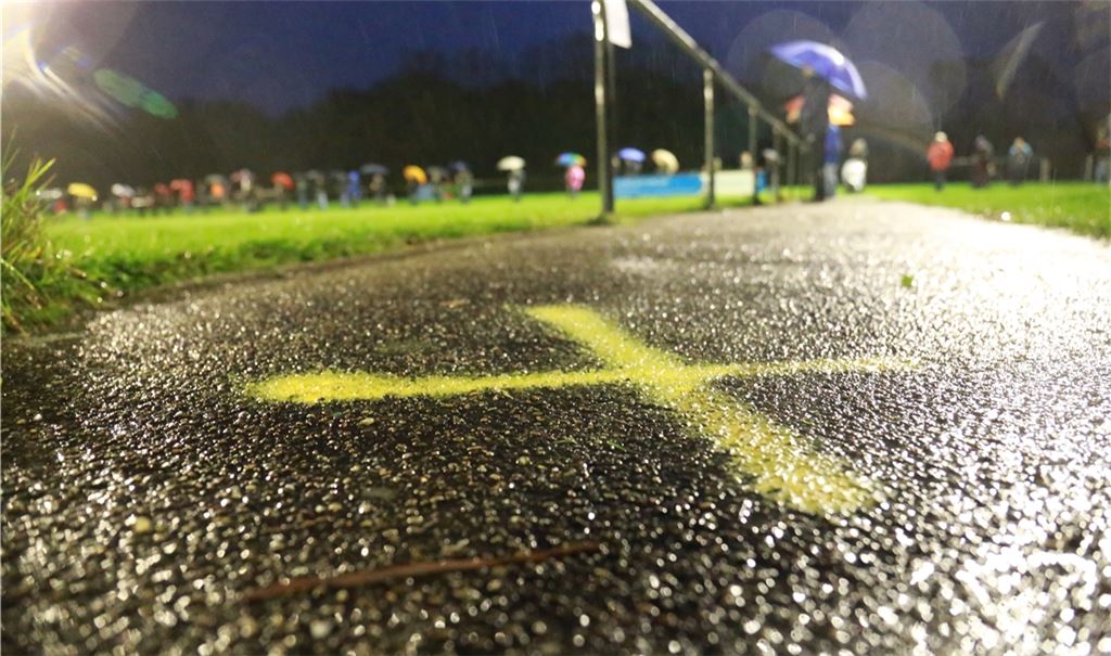 Der TSV Ötisheim erinnert die Zuschauer mit aufgemalten Kreuzen am Spielfeldrand daran, dass in Zeiten steigender Corona-Infektionszahlen der Abstand zu anderen besonders wichtig ist. Foto: Huber
