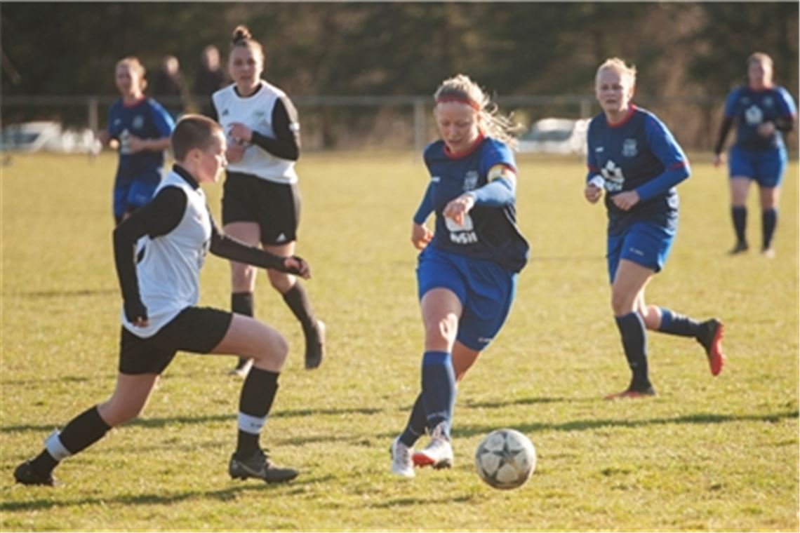 Ötisheim startet mit einem Dreier Der TSV Ötisheim erkämpft sich gegen den KIT Sport-Club II einen Sieg. Foto: Fotomoment