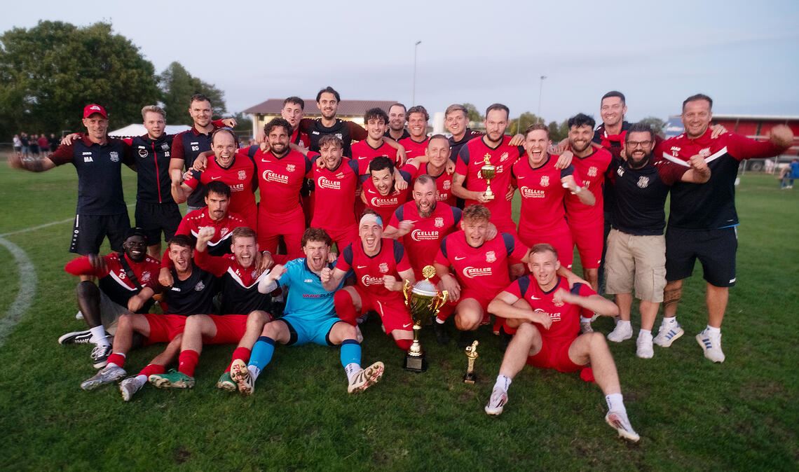 Der TSV Ötisheim gewinnt den Mühlacker Stadtpokal durch einen 1:0-Erfolg im Finale gegen Gastgeber TSV Großglattbach. Fotos: Fotomoment