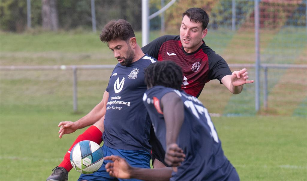 Der TSV Ötisheim (in Blau) holt das siebte Remis im zehnten Saisonspiel. Foto: Fotomoment