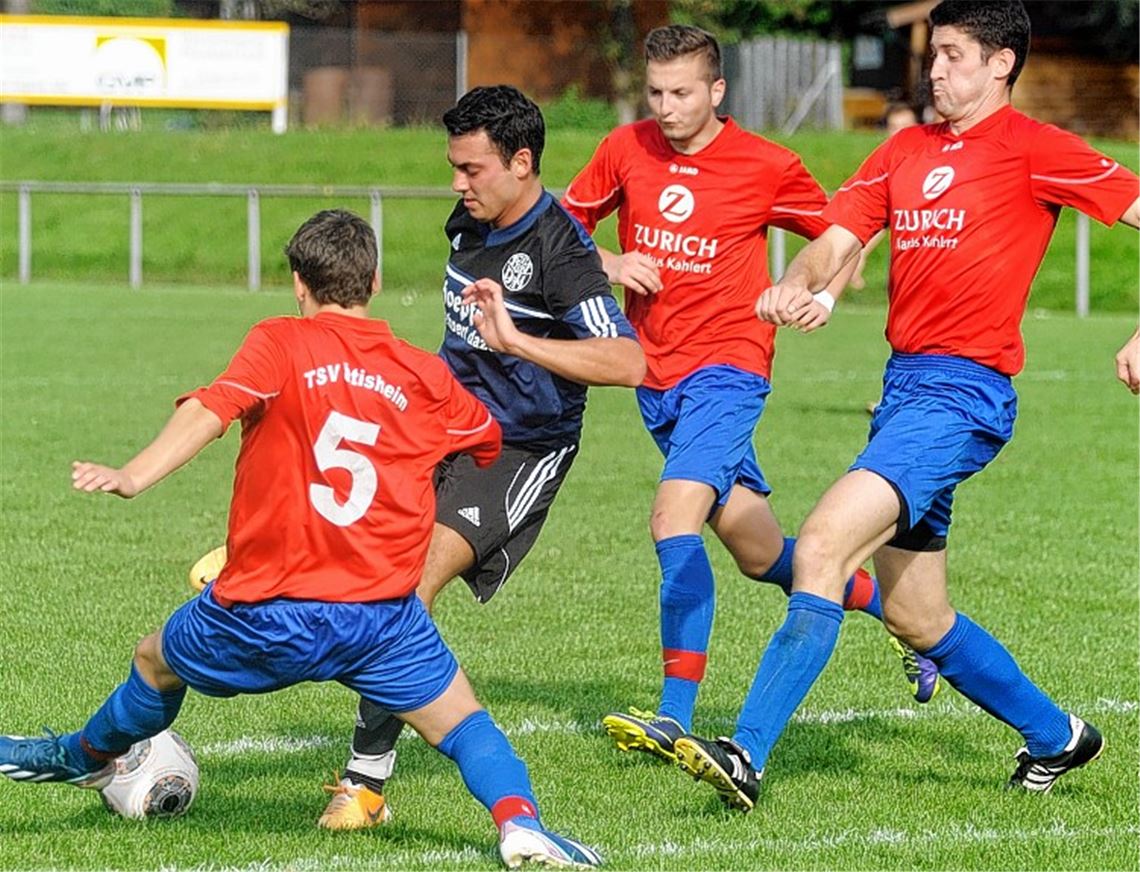 Der TSV Ötisheim (in Rot, hier gegen 08 Mühlacker) spielt bisher seine erfolgreichste Saison seit dem Aufstieg in die A-Klasse 2008.