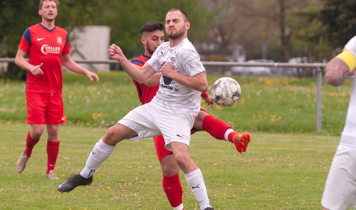 Der TSV Ötisheim (in Rot) steckt im Tabellenkeller fest. Foto: Fotomoment