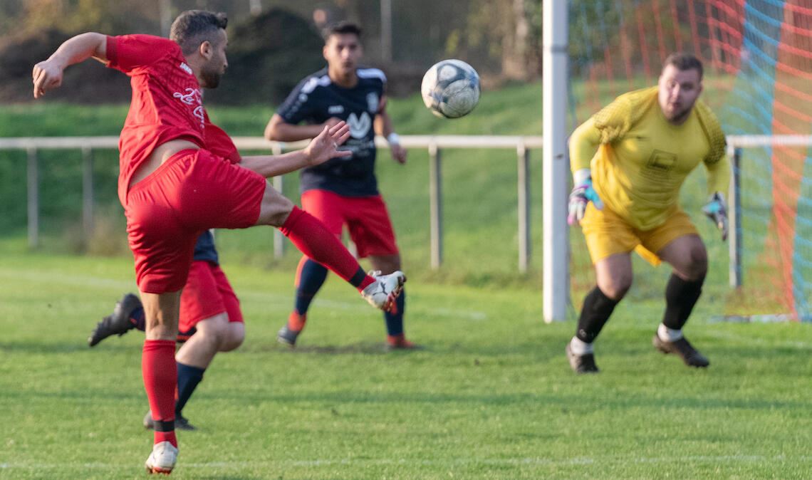 Der TSV Ötisheim kann gegen die TG Stein (rote Trikots) nicht überzeugen. Foto: Fotomoment