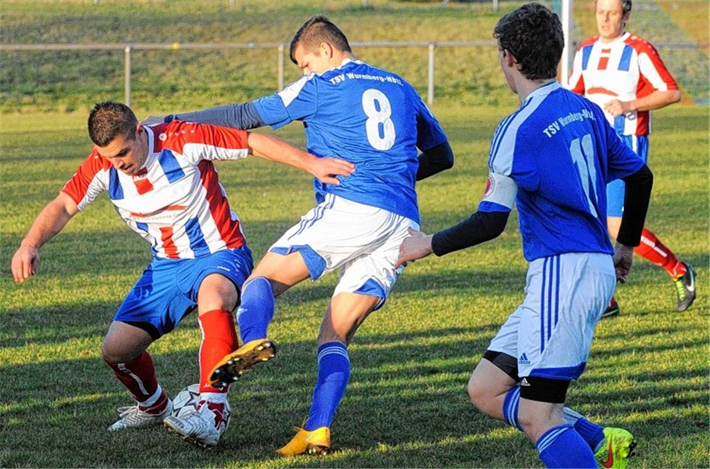 Der TSV Ötisheim mit Marco Keller (am Ball) zieht gegen den Tabellenzweiten TSV Wurmberg überraschend deutlich den Kürzeren.