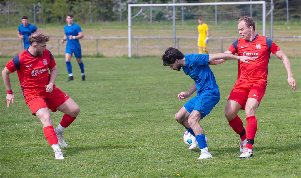 Der TSV Ötisheim (rote Trikots) spielt gegen den SV Königsbach II 1:1. Foto: Fotomoment