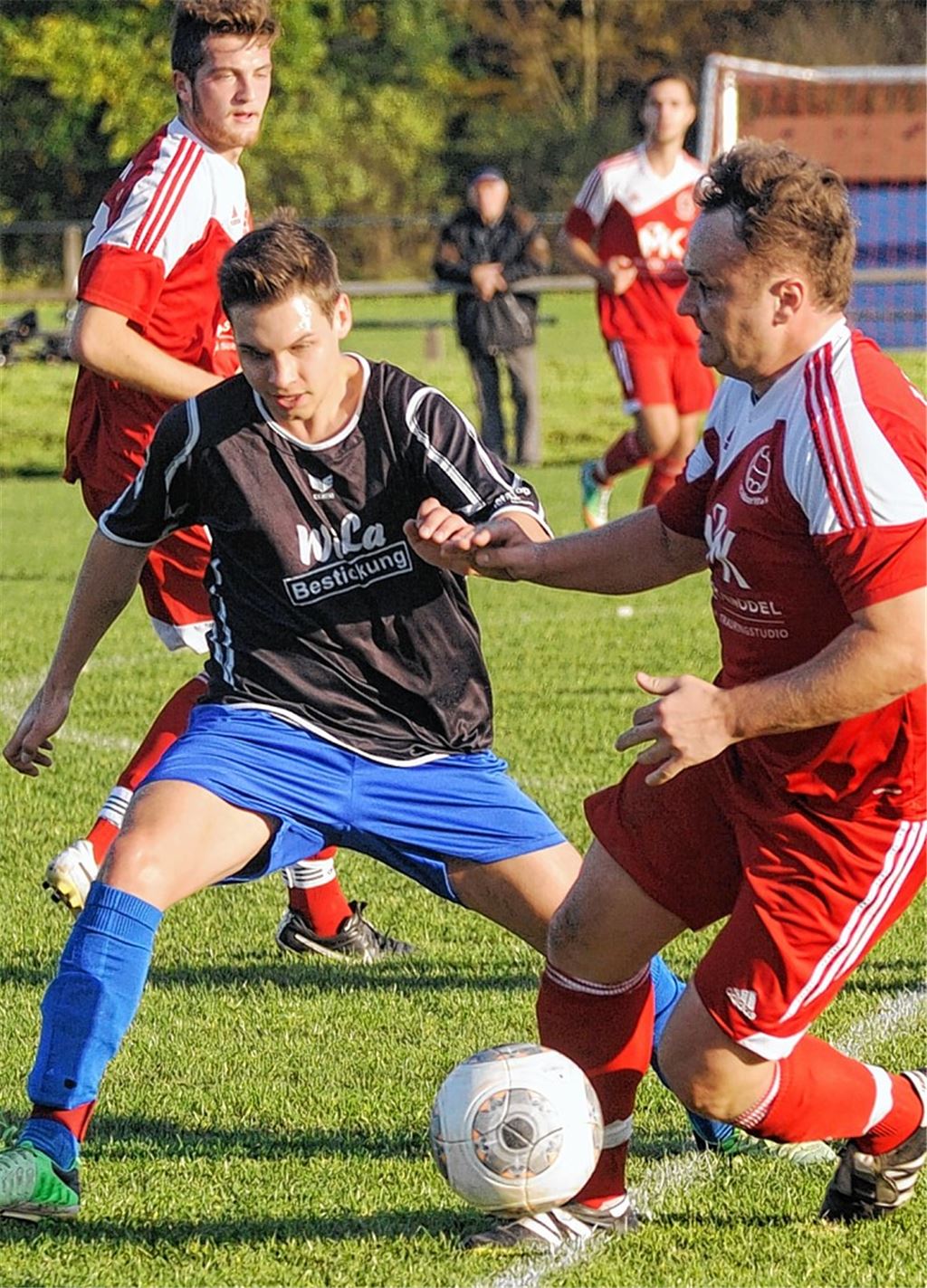 Der TSV Ötisheim (schwarze Trikots) führt gegen den 1. FC Nussbaum zweimal und bringt trotz 20 Minuten in Überzahl den Dreier nicht unter Dach und Fach.