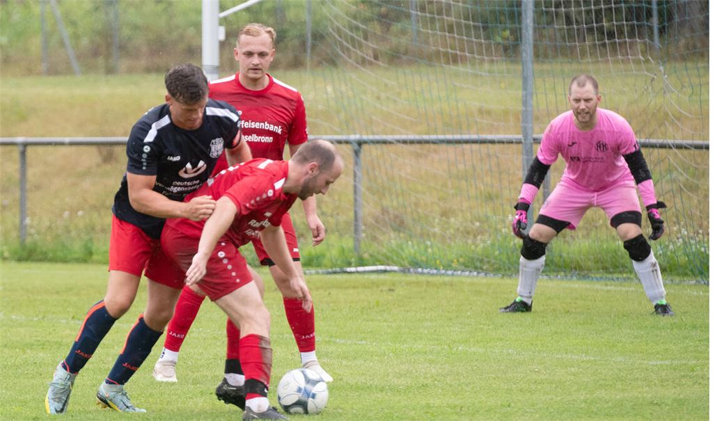 Der TSV Ötisheim (schwarze Trikots) ist nach seinem ersten Spiel gegen Kieselbronn II auf heimischem Rasen als Sieger vom Platz gegangen. Foto: Fotomoment