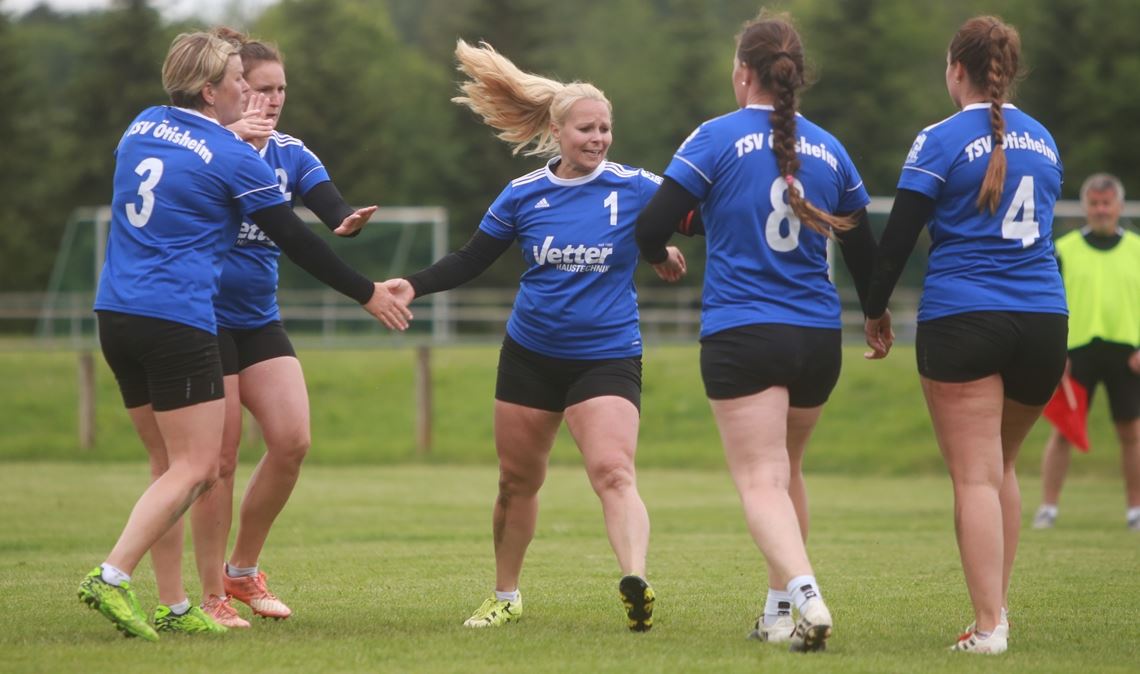 Faustball-Bundesliga Süd: Ötisheim beendet Negativ-Serie Der TSV Ötisheim um Spielertrainerin Irina Kuhn (Mitte) bejubeln auf heimischer Anlage zwei wichtige Siege. Fotos: Huber