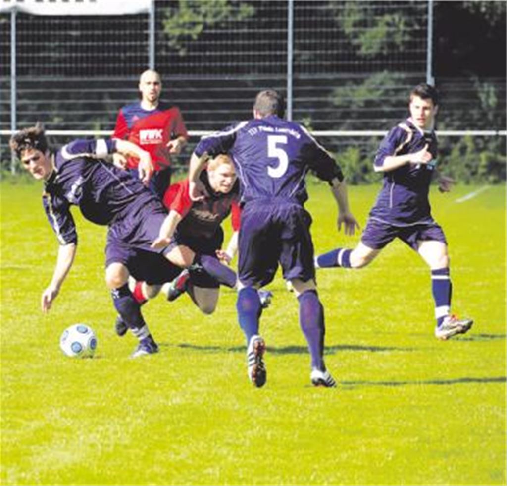 Der TSV Phönix Lomersheim (blaue Trikots) hat in der A3-Liga bisher noch kein einziges Spiel verloren. Die gute Bilanz soll auch nach dem nächsten Spieltag noch stehen. Foto: Zschorsch