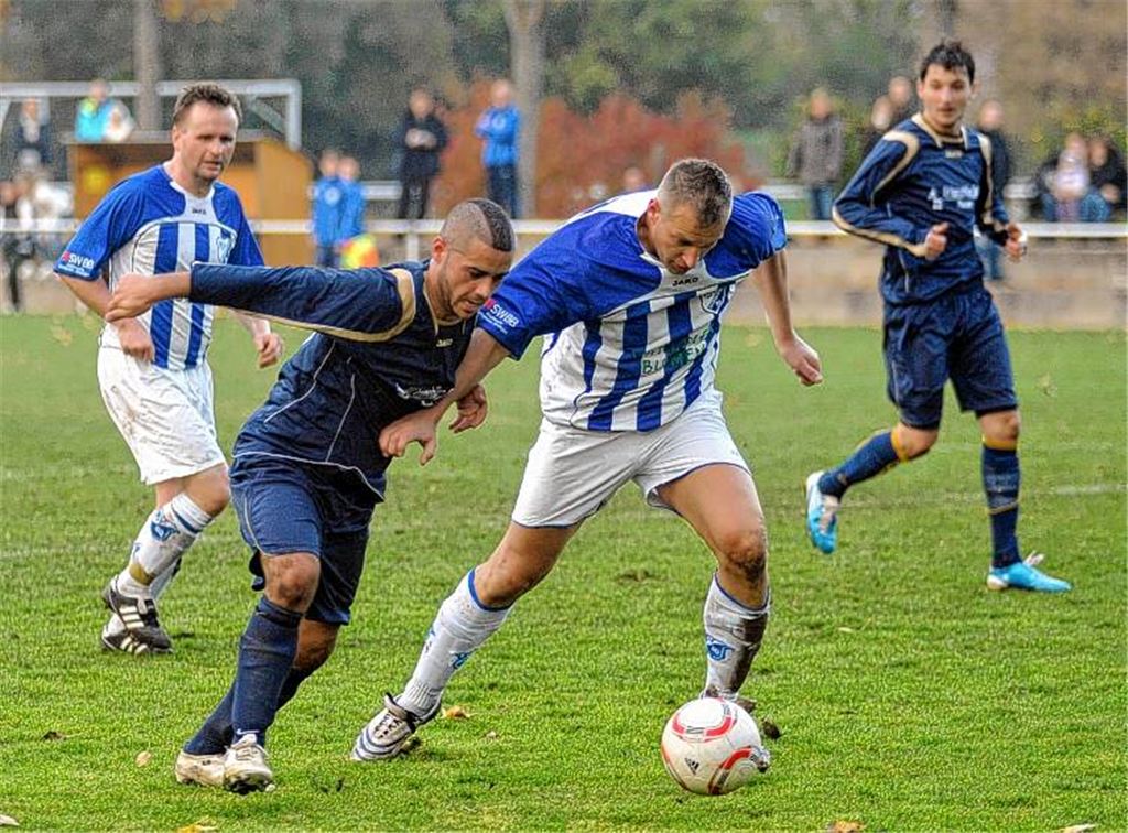 Der TSV Phönix Lomersheim (blaue Trikots) steht nach dem gelungenen Rückrundenstart vor der ersten Auswärtsaufgabe. Das Team fährt zum TSV Schwieberdingen. 