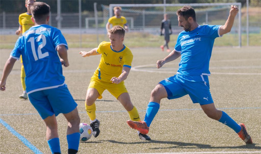 Der TSV Phönix Lomersheim (gelbe Trikots) hat das Nachsehen im Spiel gegen den SV Salamander Kornwestheim. Foto: Fotomoment.