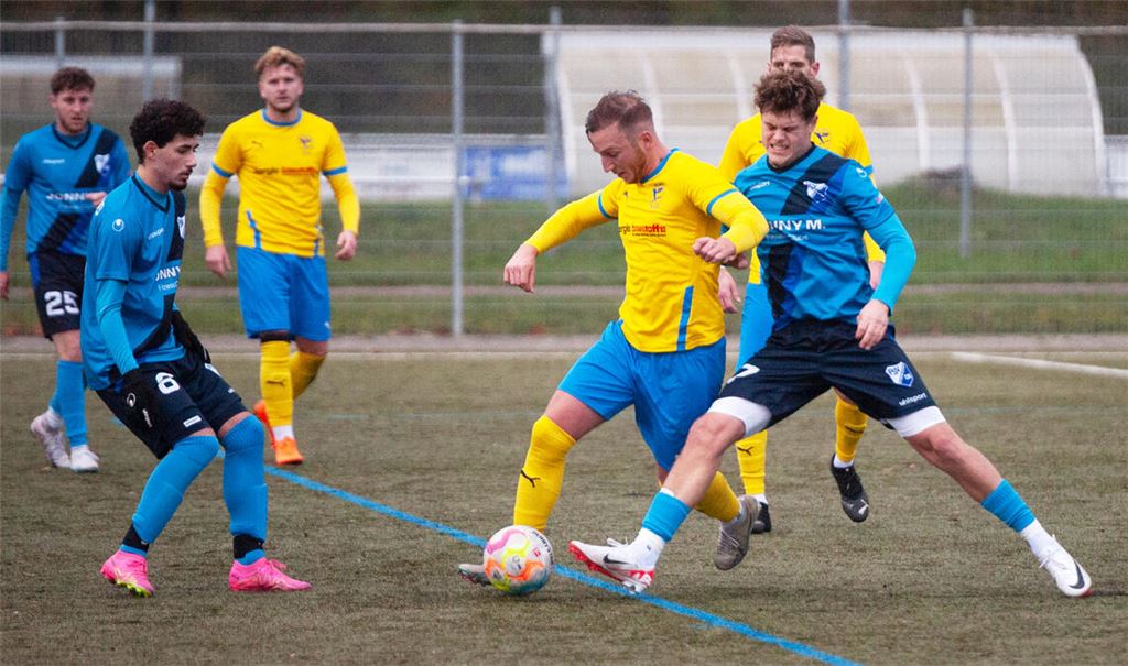Der TSV Phönix Lomersheim (gelbe Trikots) ist heiß auf die „zweite Halbzeit“ in der Bezirksliga. In knapp zwei Wochen geht es mit einem Heimspiel los. Fotos: Archiv/Fotomoment