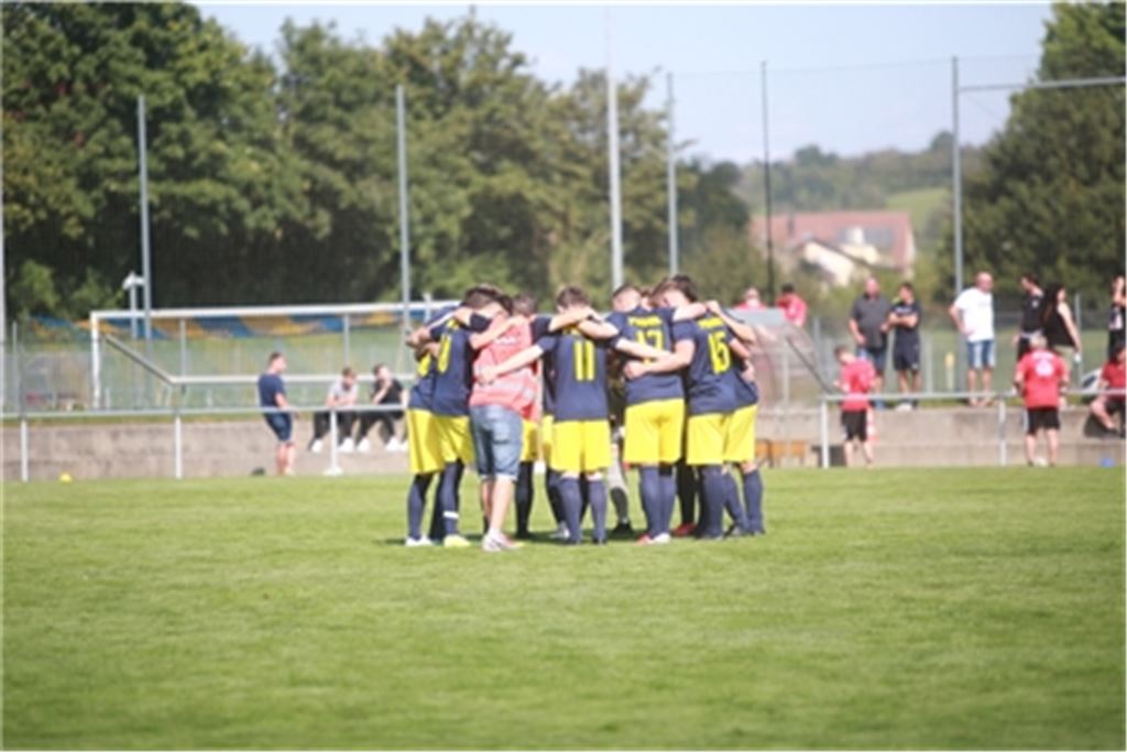 Der TSV Phönix Lomersheim – hier vor der PArtie gegen TASV Hessigheim vor anderthalb Wochen – präsentiert aktuell auf dem Platz einen starken Zusammenhalt.  Foto: Huber