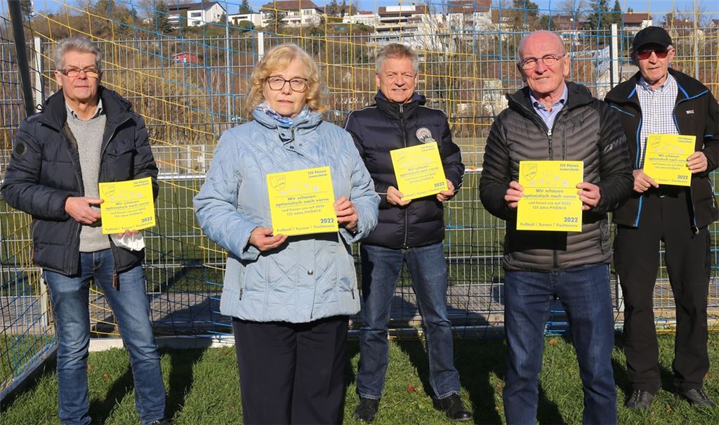 Der TSV Phönix Lomersheim ist stolz auf sein neues Jahrbuch. Präsentiert wird es vom Vereinsvorsitzenden Karlheinz Mannhardt (v.li.), Schriftführerin Ingrid Guhl, die für die Inhalte verantwortlich zeichnet, Vereinsvize Gerd Thieme, dem dritten Vereinsvorsitzenden Ulrich Rümmelin sowie Klaus Lipps, Vorsitzender des Phönix-Förderkreises. Foto: Disselhoff