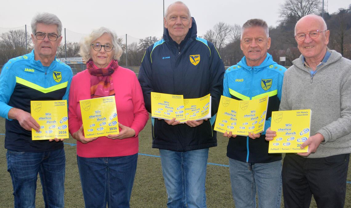 Der TSV Phönix Lomersheim stellt sein Jahrbuch 2026 vor (v.l.): Der Vorsitzende Karlheinz Mannhardt , Schriftführerin Ingrid Guhl, der Fördervereins-Vorsitzende Reinhard Scholz und die Vorstandmitglieder Gerd Thieme und Ulrich Rümmelin halten ein druckfrisches Exemplar. Es ist die 32. Ausgabe. Foto: Stahlfeld