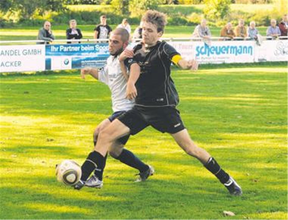 Der TSV Phönix Lomersheim (weiße Trikots) bekommt zuhause die schnellen Angreifer des TSV Oberriexingen nicht richtig in den Griff und verliert unglücklich mit 1:2. Foto: Fotomoment