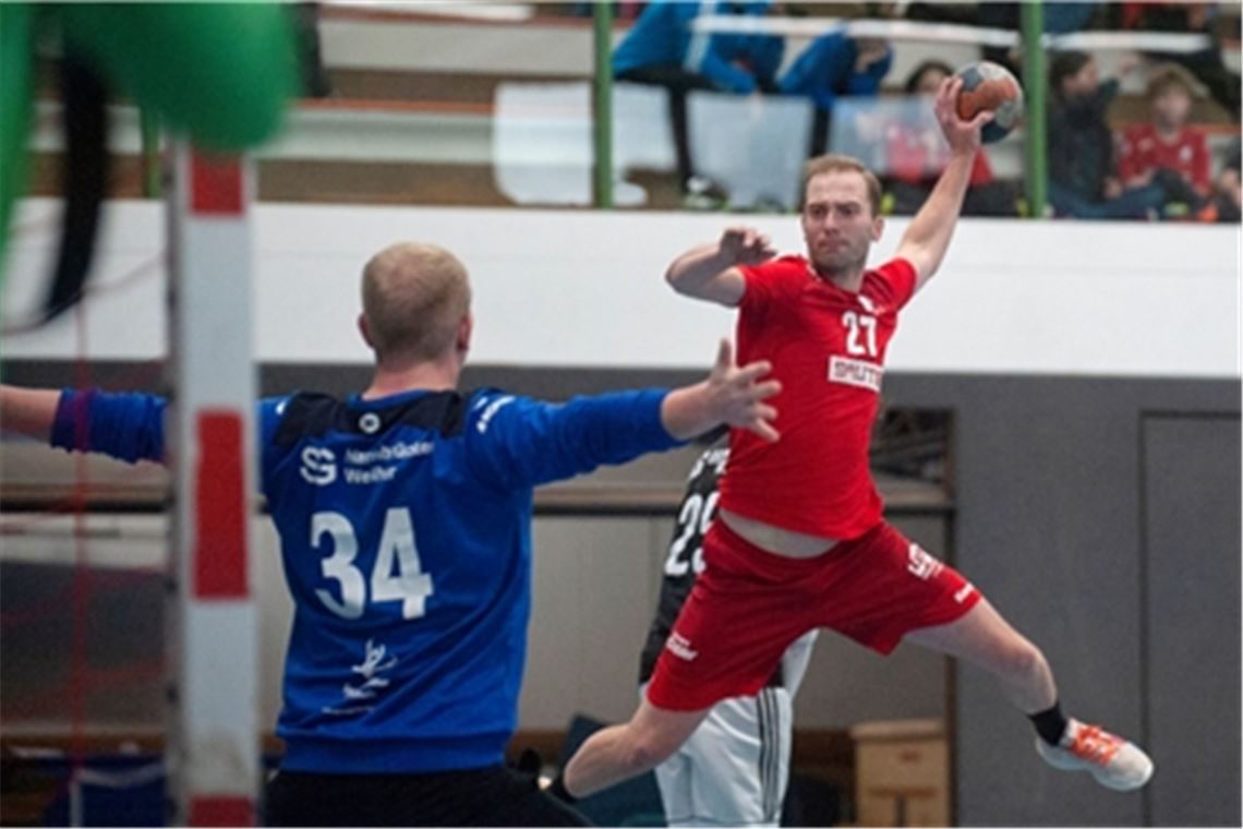 Der TSV-Spieler Janick Nölle setzt zum Wurf an – und steuert am Ende zwei Zähler zum Sieg bei. Foto: Fotomoment