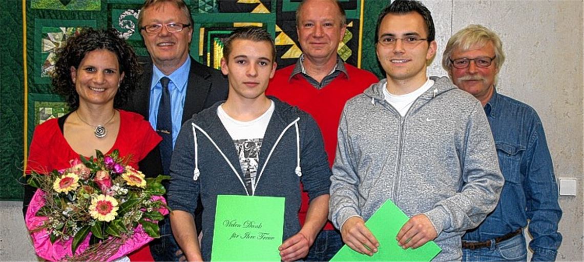 Der TSV-Vorsitzende Dieter Klimpke (2. v. li.) ehrt unter anderem Kerstin Arnold, Timo Hohmann, Wolfgang Sichert, Jens Leicht und Waldemar Lampert (v.li.) für ihre Vereinstreue. Foto: Rall