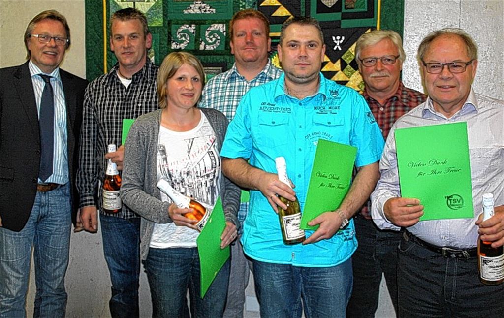 Der TSV-Vorsitzende Dieter Klimpke (li.) und sein Vize Waldemar Lampert (hinten re.) ehren Andreas Rominger, Saskia Geiger, Ronny Lieb, Gernot Michalek und Gerhard Ege. Foto: Rall