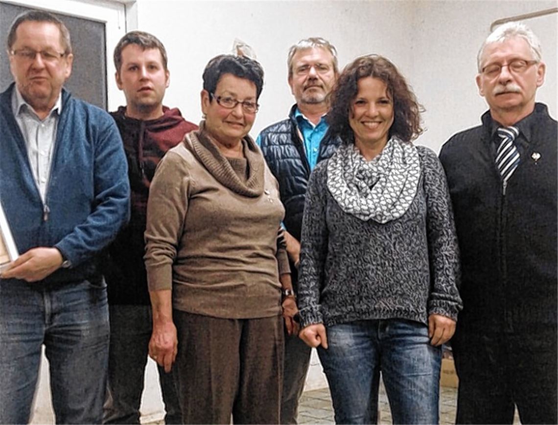 Der TSV-Vorsitzende Norbert Thieme (re.) zeichnet die langjährigen Mitglieder Werner Blaich, Matthias Bopp, Petra Müller, Martin Straub und Jutta Malthaner (v.li.) aus.