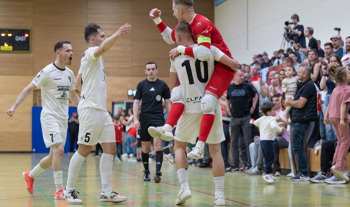 Der TSV Weilimdorf jubelt über den Halbfinalerfolg gegen Hamburger SV.