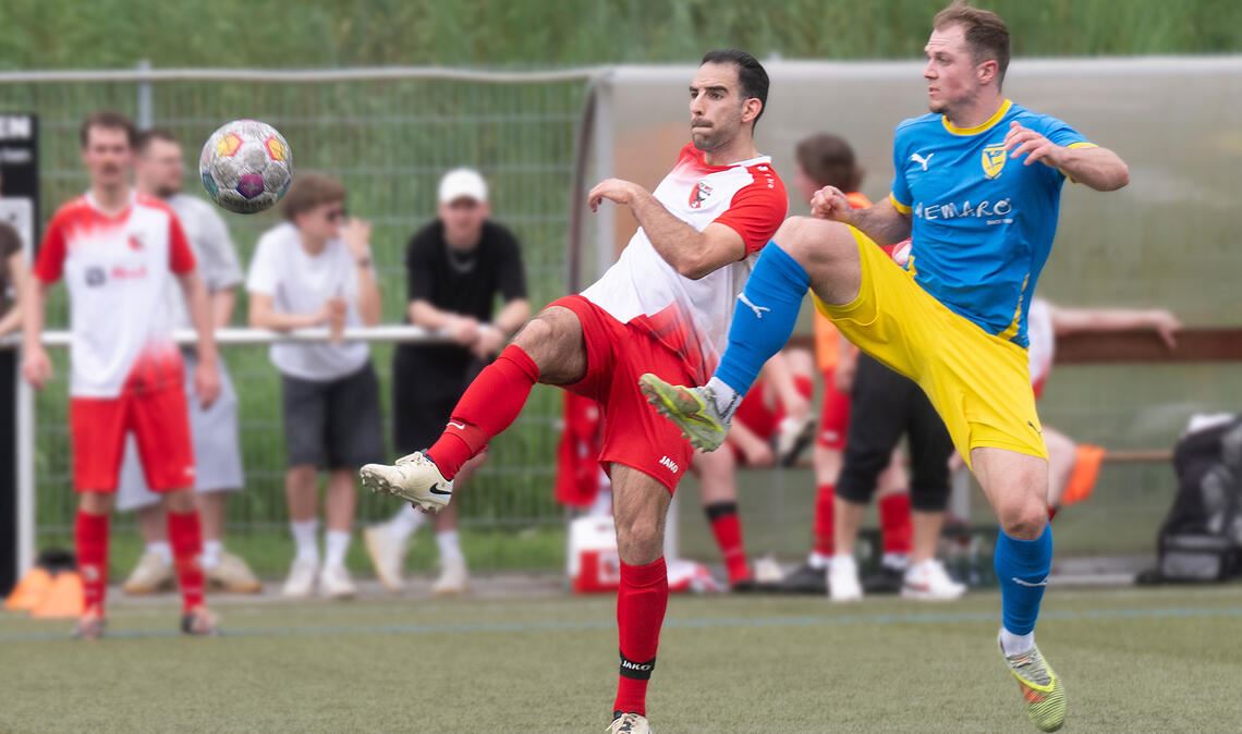 Der TSV Wiernsheim (in Rot) erkämpft sich beim bisherigen Tabellenführer einen Punkt. Foto: Fotomoment