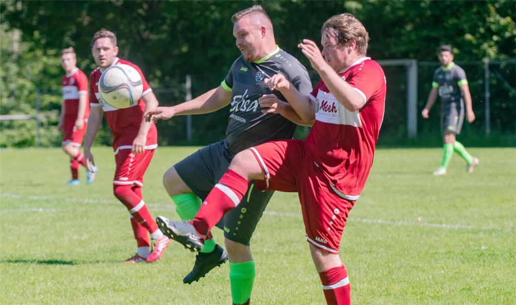 Der TSV Wiernsheim (rote Trikots) holt in Sternenfels drei Punkte. Foto: Fotomoment