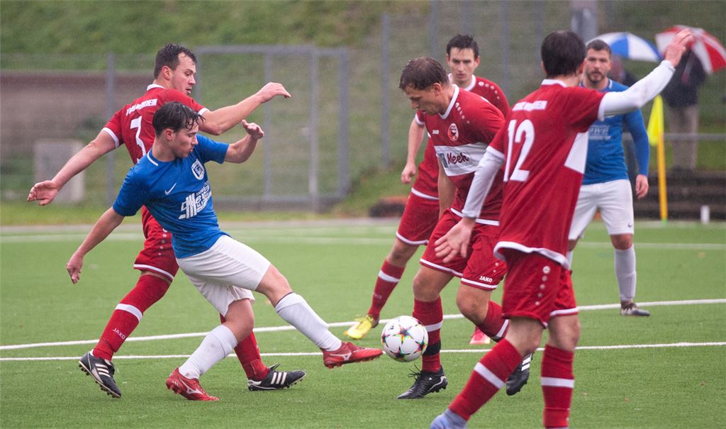 Der TSV Wiernsheim (rote Trikots) unterliegt dem VfB Vaihingen trotz 2:0-Führung deutlich. Foto: Fotomoment