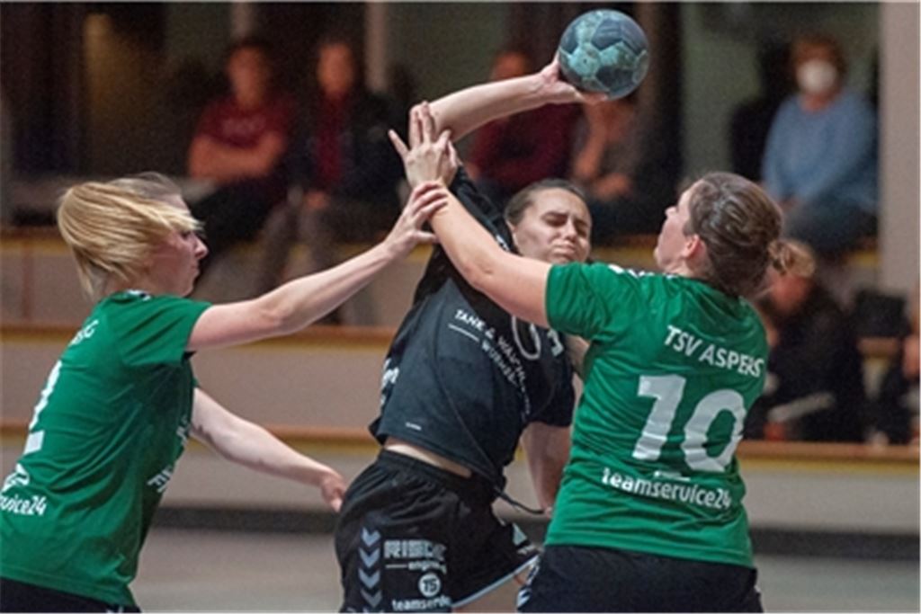 Der TSV Wiersheim (in schwarz) erkämpft sich einen Punkt gegen Asperg. Foto: Fotomoment