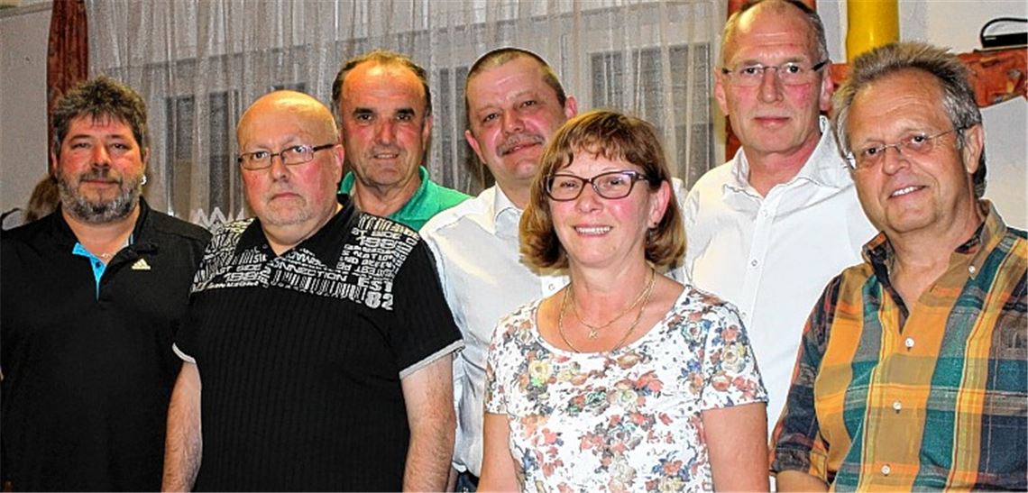 Der TSV bedankt sich bei Michael Tauchmann (li.), der sein Amt als Abteilungsleiter Fußball an Thomas Müller übergeben hat, und bei Architekt Manfred Weber (3. v. li.) für sein Engagement beim Umbau. Kassier Erich Theysohn und Vorstand Manfred Schulz (2. und 4. v. li.) wurden in ihren Ämtern bestätigt, Marianne Hebel zusammen mit weiteren TSV’lern zu Ehrenmitgliedern ernannt. Rechts daneben der zweite Vorsitzende Achim Häge und Bürgermeister Werner Henle.